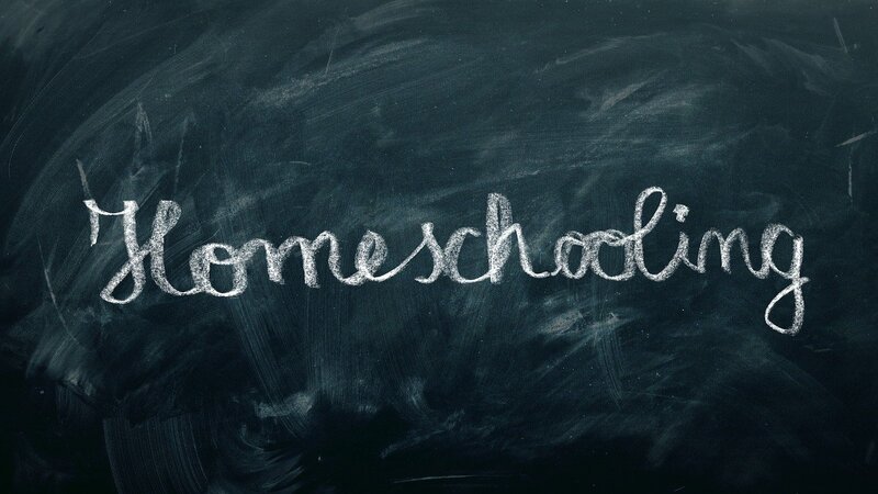 You are currently viewing Wie gelingt Homeschooling? Hilfreiche Tipps und Tricks für Eltern